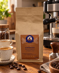 Sachet de café en grains Espresso Brasa Morena, machine expresso et tasse d'espresso – Patagonia Café